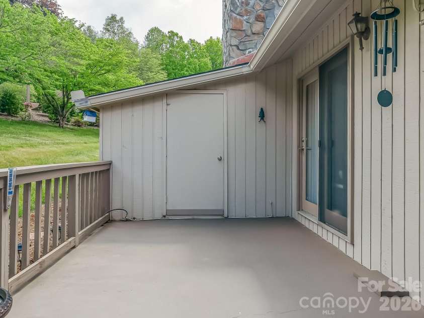 136 Deerlake Drive, Asheville, NC 28803.  MLS# CAR4376799, YatesRealty ID 18427. 
