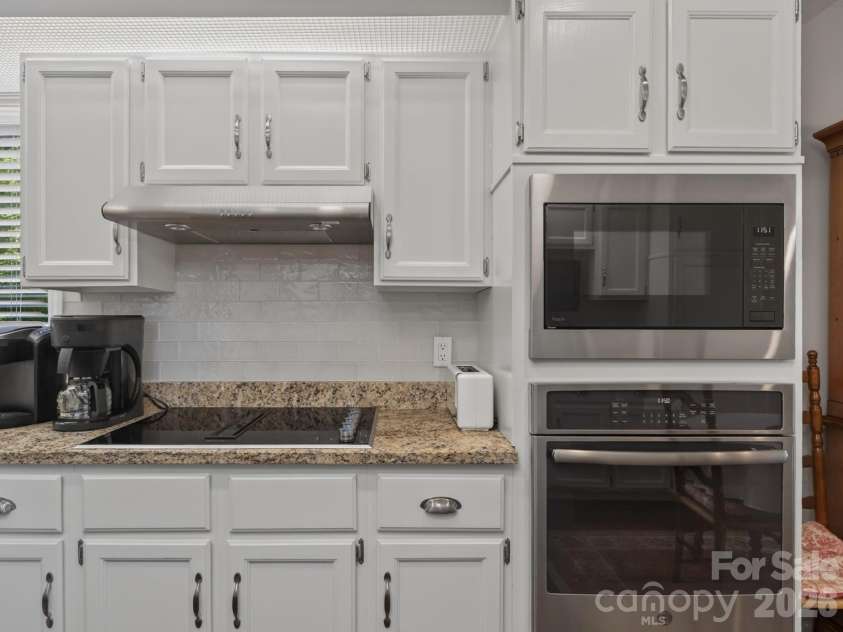 136 Deerlake Drive, Asheville, NC 28803.  MLS# CAR4376799, YatesRealty ID 18427. 