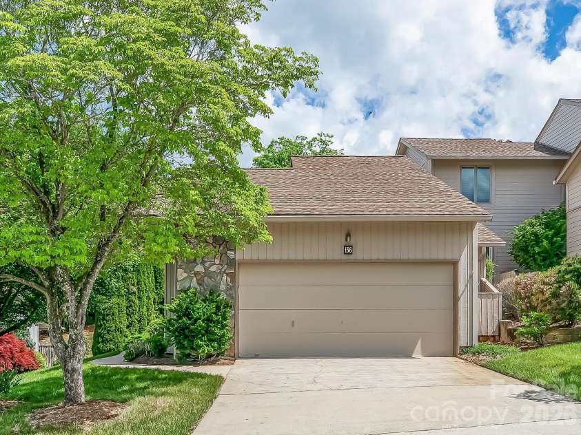 136 Deerlake Drive, Asheville, NC 28803.  MLS# CAR4376799, YatesRealty ID 18427. 