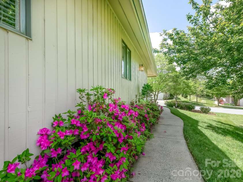 136 Deerlake Drive, Asheville, NC 28803.  MLS# CAR4376799, YatesRealty ID 18427. 