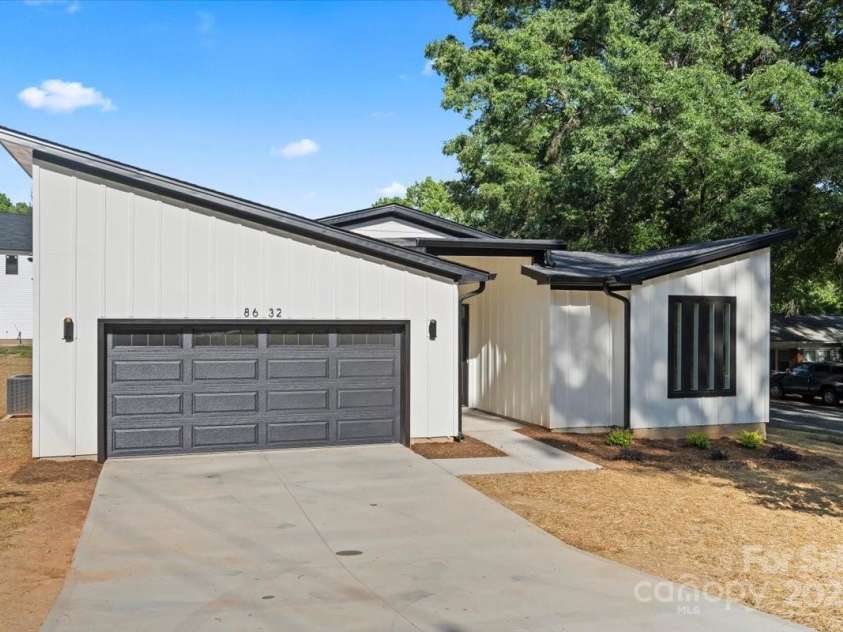 8632 Cedarbrook Drive, Charlotte, NC 28215.  MLS# CAR4261281, YatesRealty ID 18427. 