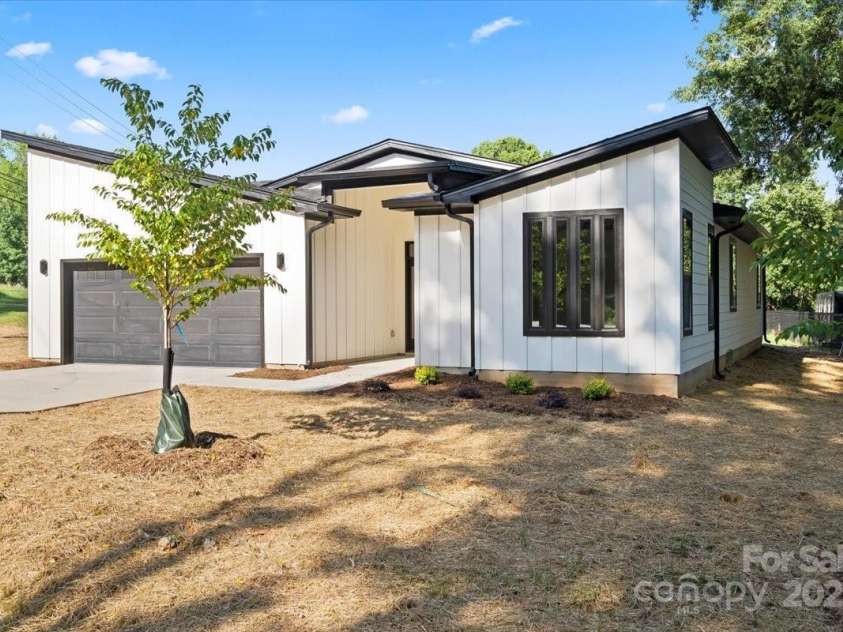 8632 Cedarbrook Drive, Charlotte, NC 28215.  MLS# CAR4261281, YatesRealty ID 18427. 