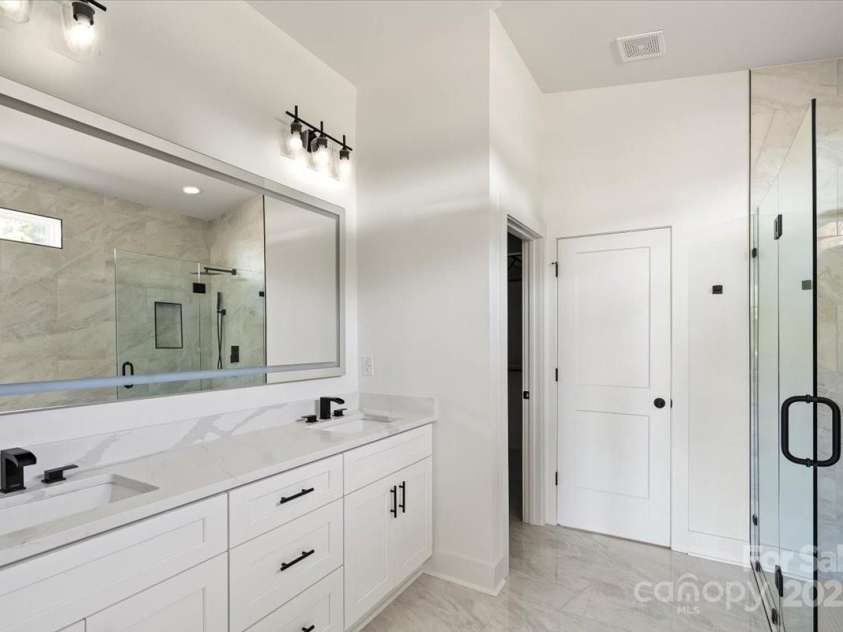 8632 Cedarbrook Drive, Charlotte, NC 28215.  MLS# CAR4261281, YatesRealty ID 18427. 