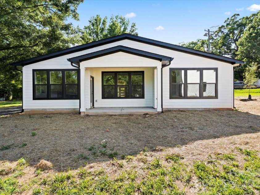 8632 Cedarbrook Drive, Charlotte, NC 28215.  MLS# CAR4261281, YatesRealty ID 18427. 