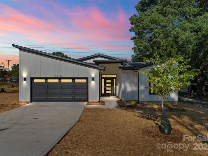 8632 Cedarbrook Drive, Charlotte, NC 28215.  MLS# CAR4261281, YatesRealty ID 18427. 