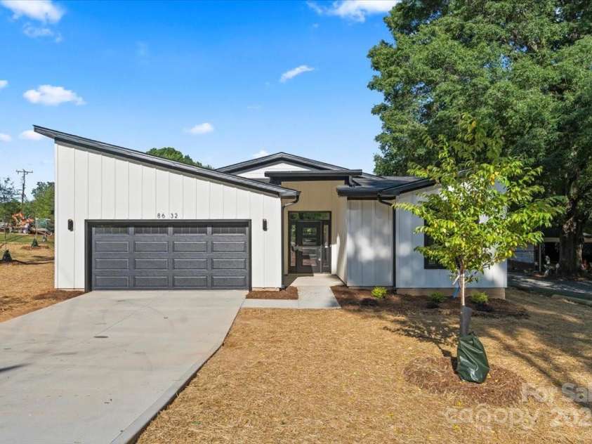 8632 Cedarbrook Drive, Charlotte, NC 28215.  MLS# CAR4261281, YatesRealty ID 18427. 