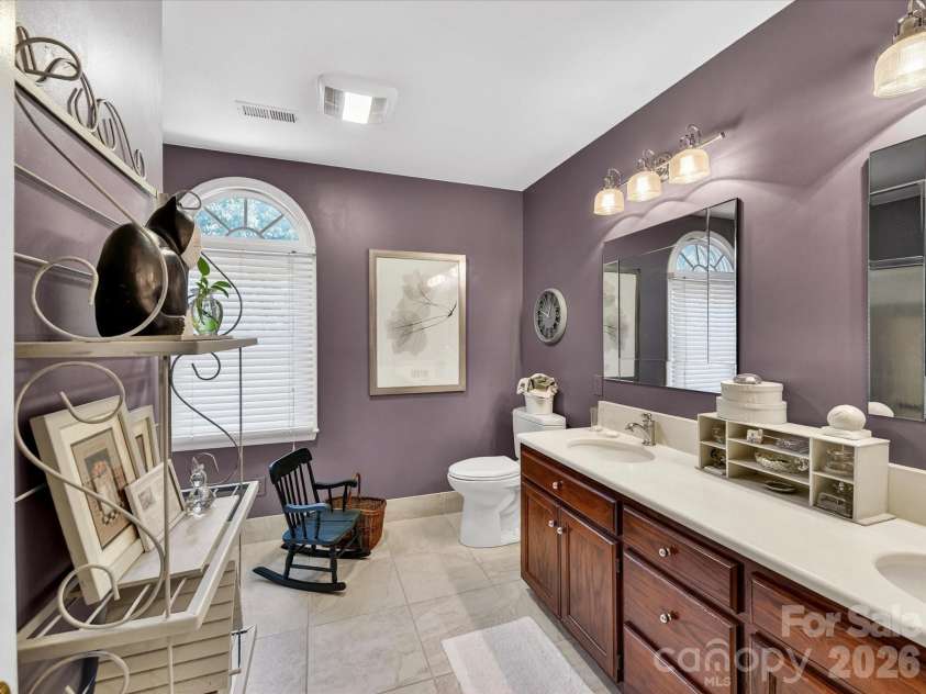 1531 Hansom Lane, Concord, NC 28027.  MLS# CAR4375701, YatesRealty ID 18428. Huge Hall Bath