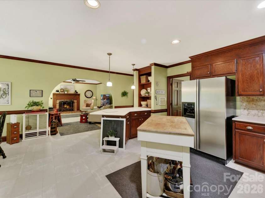 1531 Hansom Lane, Concord, NC 28027.  MLS# CAR4375701, YatesRealty ID 18428. Large Kitchen with Breakfast Bar