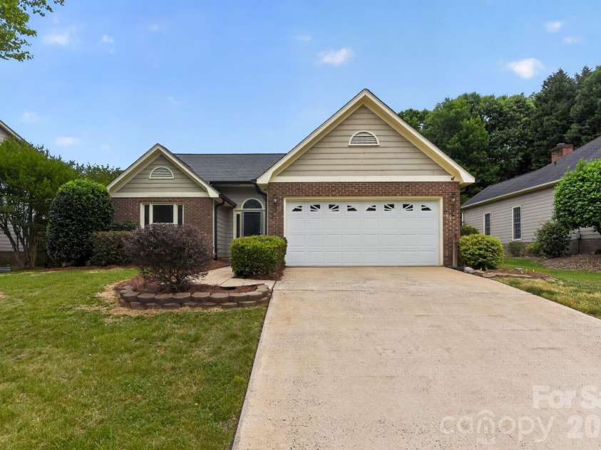 3055 River Ridge Drive, Gastonia, NC 28056.  MLS# CAR4377164, YatesRealty ID 18429. 