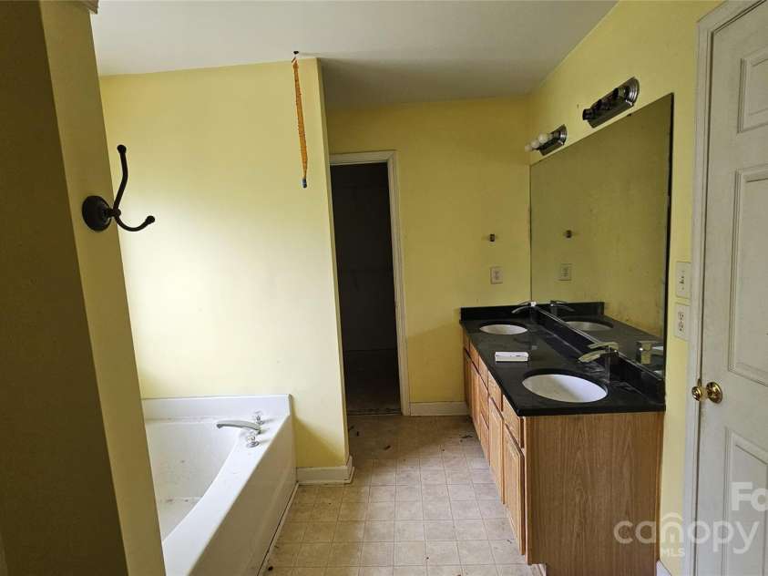 4227 Kiser Woods Drive, Concord, NC 28025.  MLS# CAR4267153, YatesRealty ID 18429. 