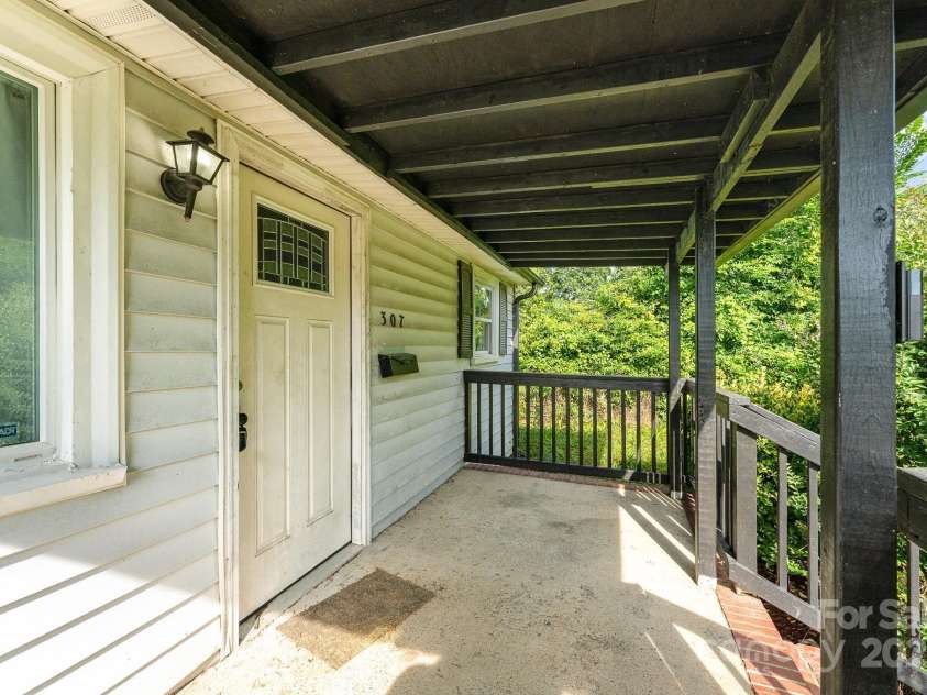 307 Elm Street, Belmont, NC 28012.  MLS# CAR4268378, YatesRealty ID 18431. 