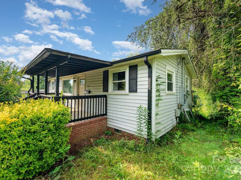 307 Elm Street, Belmont, NC 28012.  MLS# CAR4268378, YatesRealty ID 18431. 