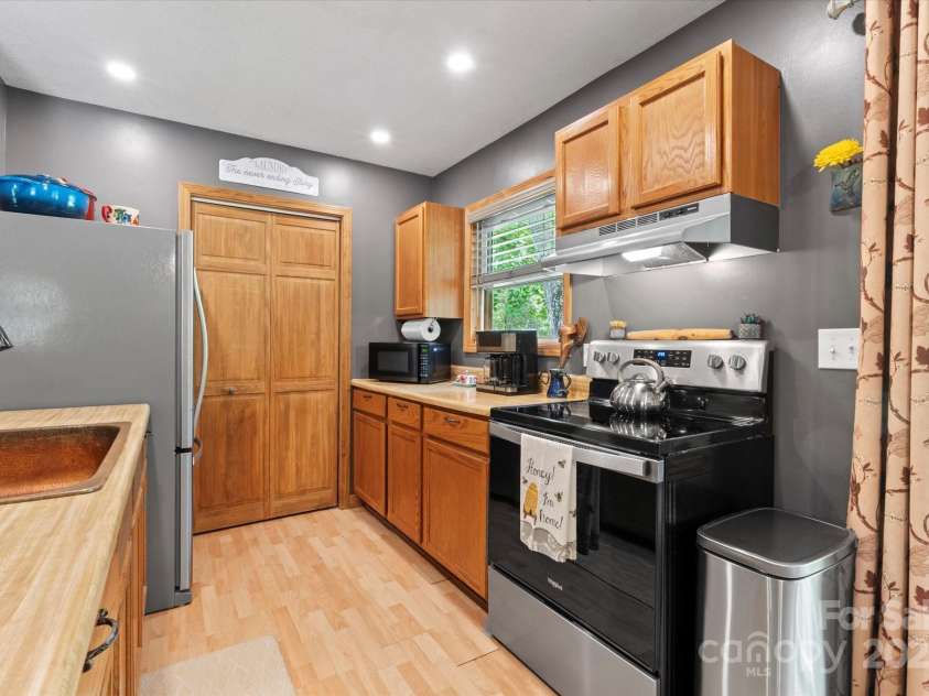 23 Mountain Meadow Lane, Canton, NC 28716.  MLS# CAR4269164, YatesRealty ID 18435. 