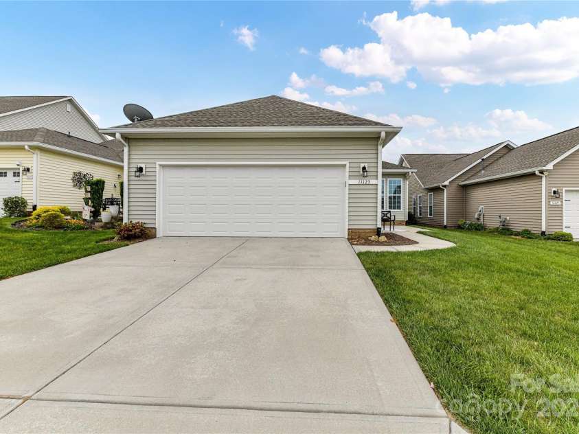 11123 Bailey Park Nature Drive, Cornelius, NC 28031.  MLS# CAR4247952, YatesRealty ID 18437. 2 Car, Attached, Back load Garage!