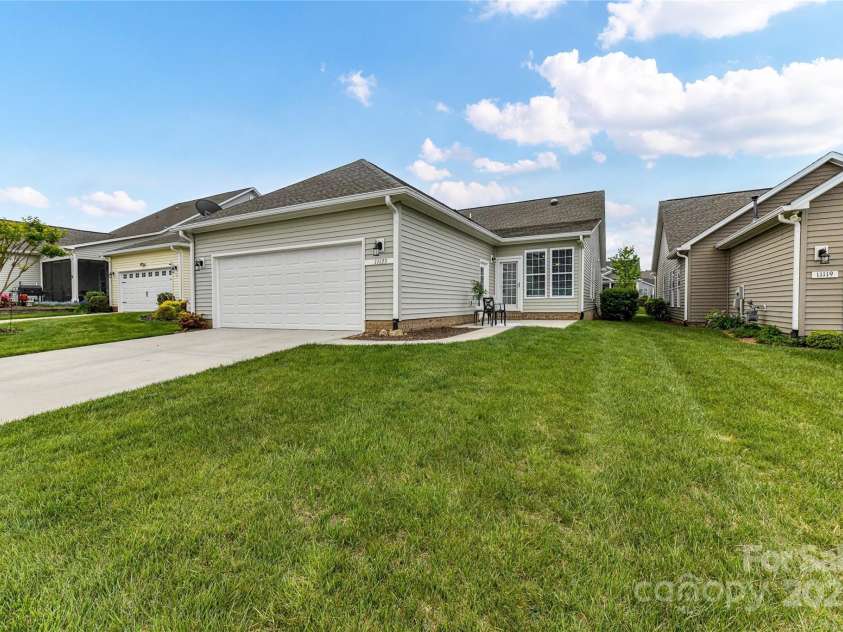 11123 Bailey Park Nature Drive, Cornelius, NC 28031.  MLS# CAR4247952, YatesRealty ID 18437. 2 Car, Attached, Back load Garage!