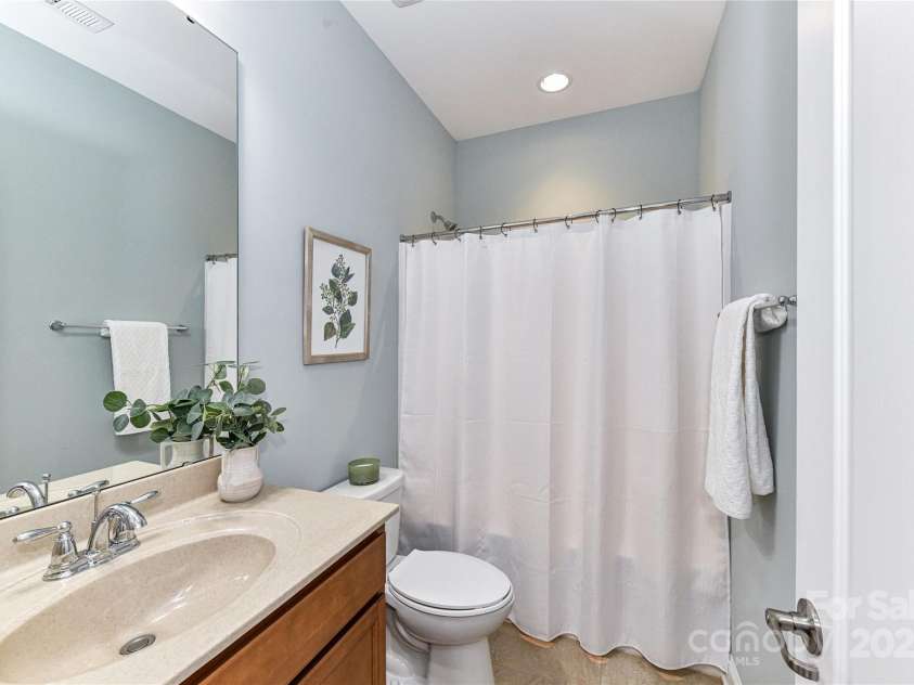 11123 Bailey Park Nature Drive, Cornelius, NC 28031.  MLS# CAR4247952, YatesRealty ID 18437. Full Bath features tub/shower & tile floors!