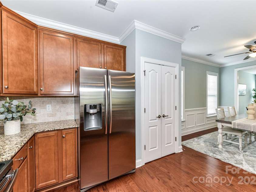 11123 Bailey Park Nature Drive, Cornelius, NC 28031.  MLS# CAR4247952, YatesRealty ID 18437. Upgraded Kitchen offers granite counters, stainless steel appliances, tile back splash, tons of cabinets for storage, pantry, breakfast bar, recessed lights, crown molding & Dining area!