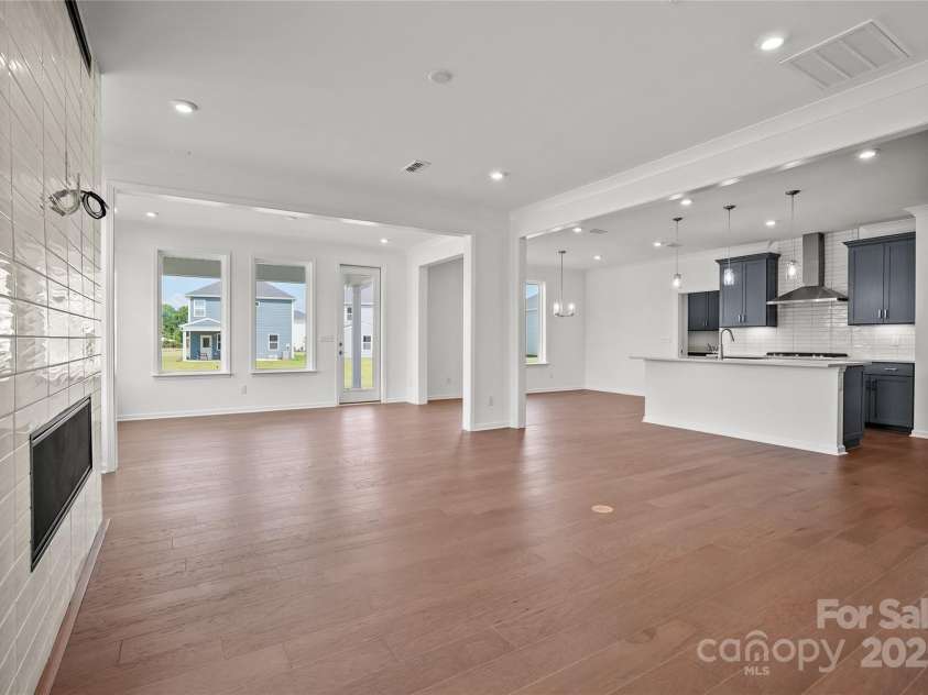 12009 Grinstead Lane, Charlotte, NC 28278.  MLS# CAR4268807, YatesRealty ID 18438. Great room to dining