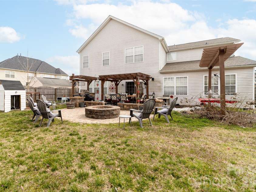 11019 Southfield Drive, Charlotte, NC 28273.  MLS# CAR4333684, YatesRealty ID 18439. Firepit 