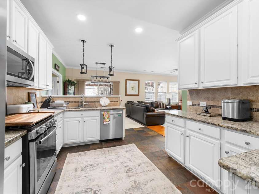 11019 Southfield Drive, Charlotte, NC 28273.  MLS# CAR4333684, YatesRealty ID 18439. Open concept kitchen