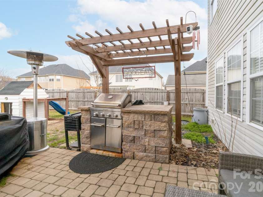 11019 Southfield Drive, Charlotte, NC 28273.  MLS# CAR4333684, YatesRealty ID 18439. OUtdoor kitchen 