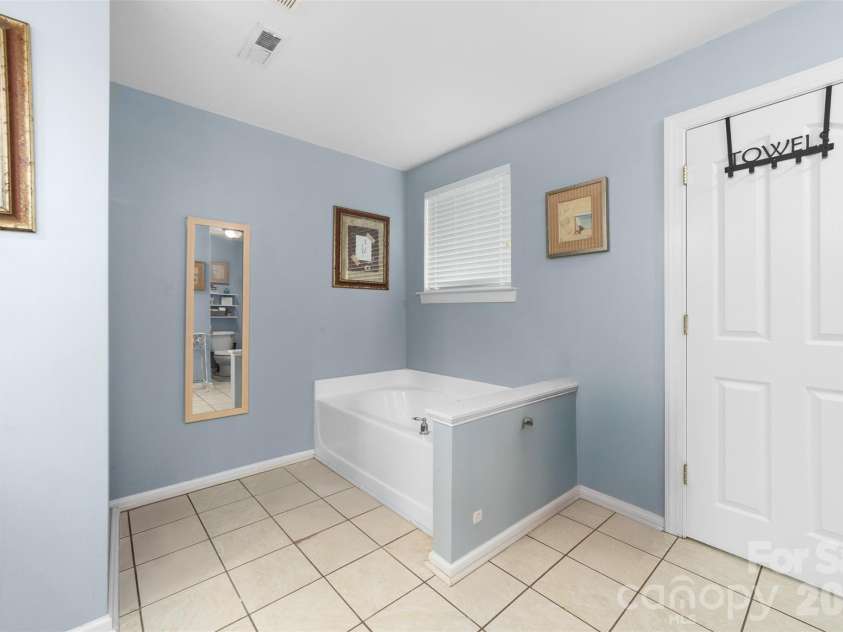 11019 Southfield Drive, Charlotte, NC 28273.  MLS# CAR4333684, YatesRealty ID 18439. Primary bath garden tub