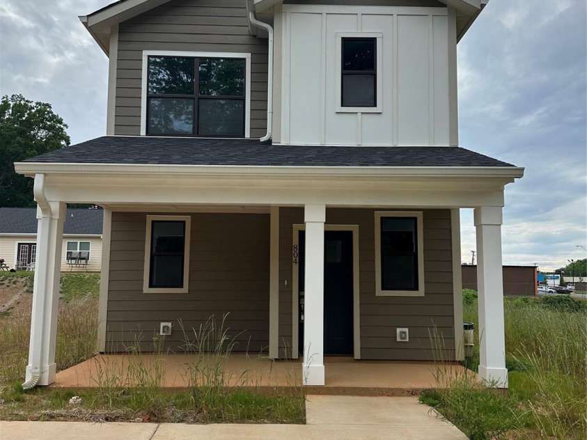 804 3rd Street Place, Hickory, NC 28602.  MLS# CAR4263715, YatesRealty ID 18439. 