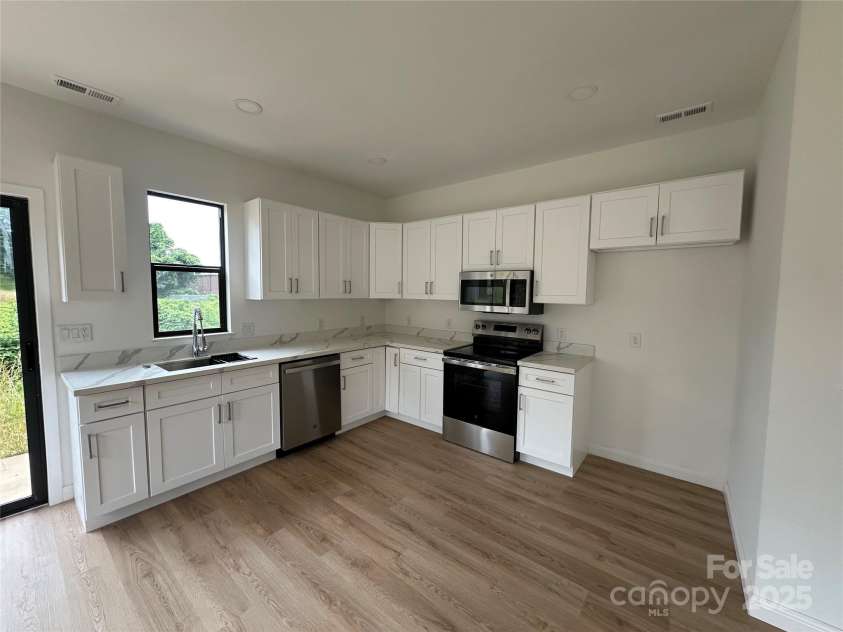 804 3rd Street Place, Hickory, NC 28602.  MLS# CAR4263715, YatesRealty ID 18439. 