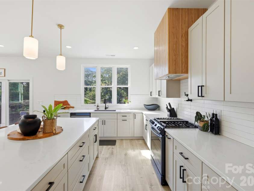 2629 Phillips Avenue, Charlotte, NC 28208.  MLS# CAR4374695, YatesRealty ID 18440. 