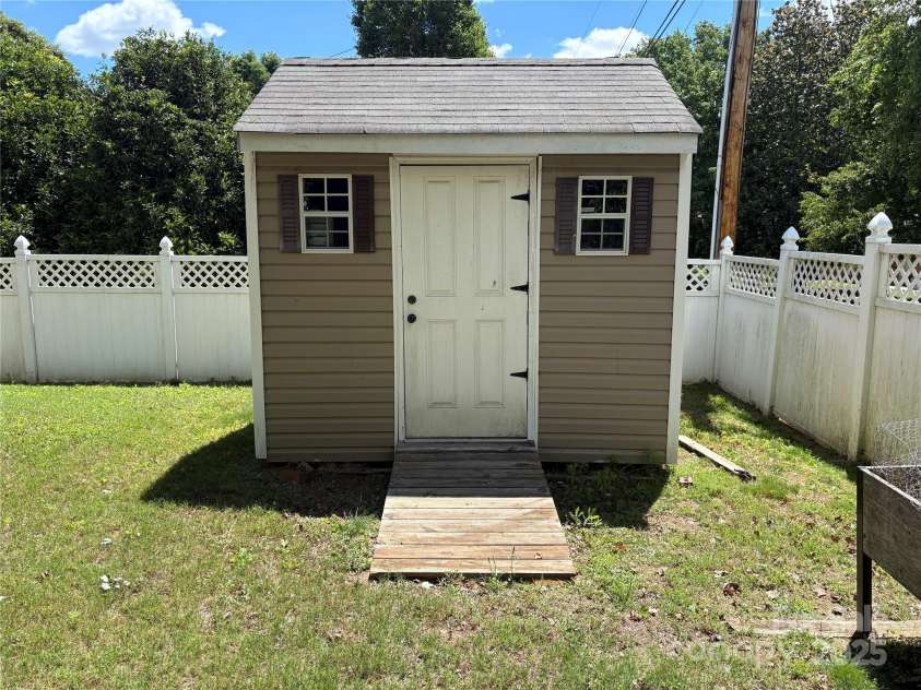 1104 Valley Street, Statesville, NC 28677.  MLS# CAR4247152, YatesRealty ID 18442. 
