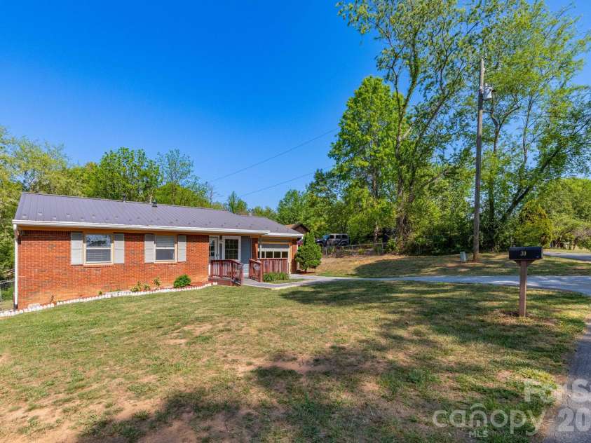 30 Compton Drive, Asheville, NC 28806.  MLS# CAR4363963, YatesRealty ID 18443. Front Yard