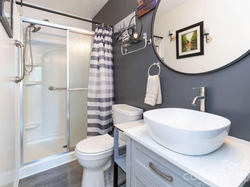 30 Compton Drive, Asheville, NC 28806.  MLS# CAR4363963, YatesRealty ID 18443. Primary Bathroom