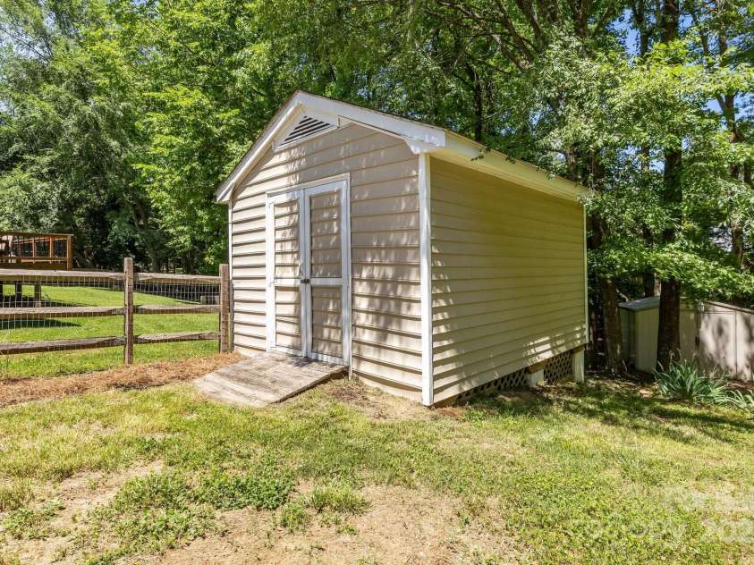 4232 Saint Audrey Place, Charlotte, NC 28269.  MLS# CAR4259147, YatesRealty ID 18444. 