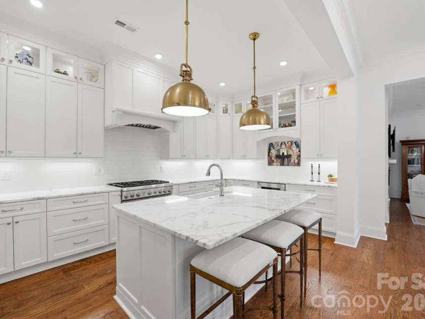 2312 Selwyn Avenue, Charlotte, NC 28207.  MLS# CAR4370763, YatesRealty ID 18445. Kitchen 