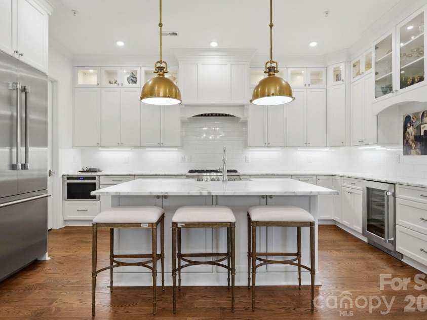 2312 Selwyn Avenue, Charlotte, NC 28207.  MLS# CAR4370763, YatesRealty ID 18445. Kitchen 