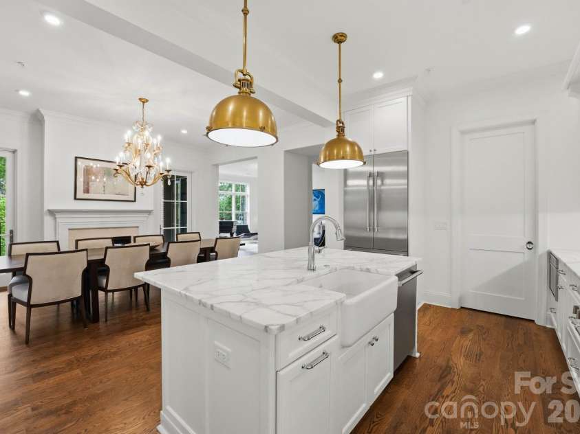 2312 Selwyn Avenue, Charlotte, NC 28207.  MLS# CAR4370763, YatesRealty ID 18445. Kitchen 