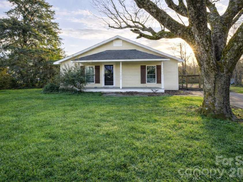 211 Webb Farm Road, Shelby, NC 28152.  MLS# CAR4346514, YatesRealty ID 18448. 