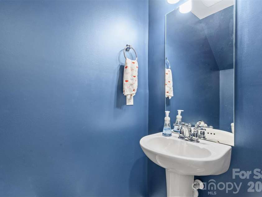 8048 Alderton Lane, Charlotte, NC 28215.  MLS# CAR4292122, YatesRealty ID 1845. 