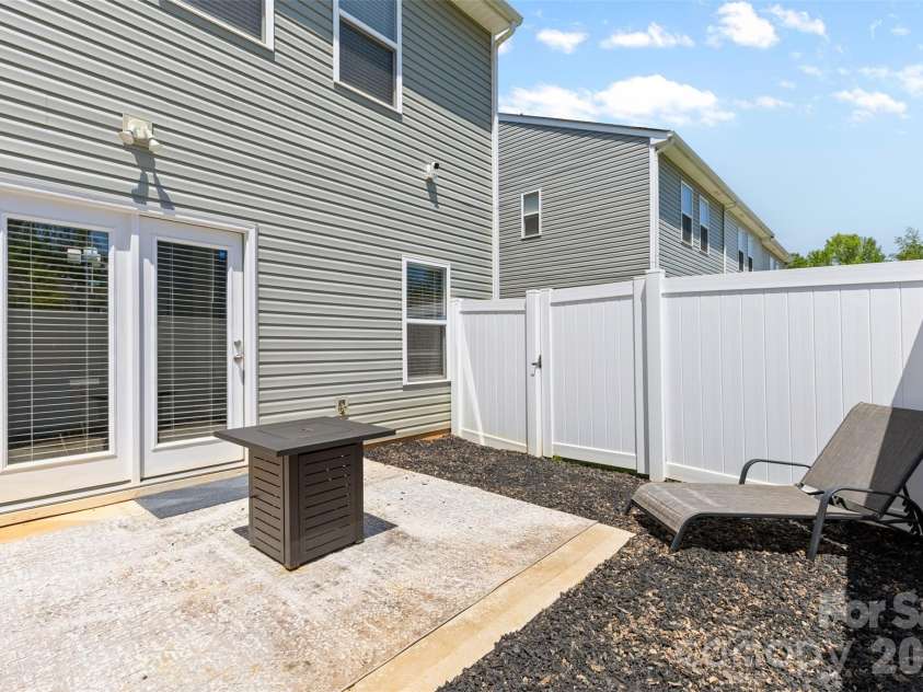 8048 Alderton Lane, Charlotte, NC 28215.  MLS# CAR4292122, YatesRealty ID 1845. 