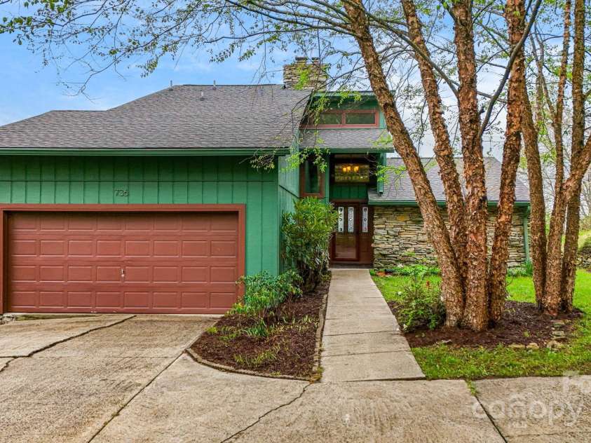 736 Banks Mountain Drive, Hendersonville, NC 28792.  MLS# CAR4253465, YatesRealty ID 18451. 