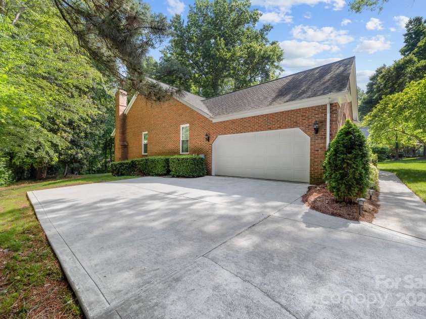 122 Waterford Drive, Mooresville, NC 28117.  MLS# CAR4260054, YatesRealty ID 18454. 2 car garage with plenty of parking space