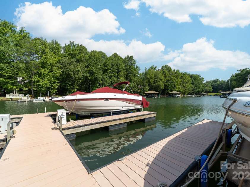 122 Waterford Drive, Mooresville, NC 28117.  MLS# CAR4260054, YatesRealty ID 18454. Deeded boatslip