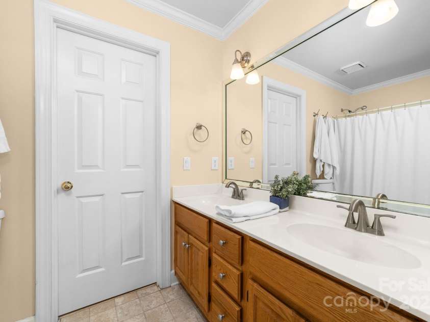 122 Waterford Drive, Mooresville, NC 28117.  MLS# CAR4260054, YatesRealty ID 18454. Jack and Jill Full Bath