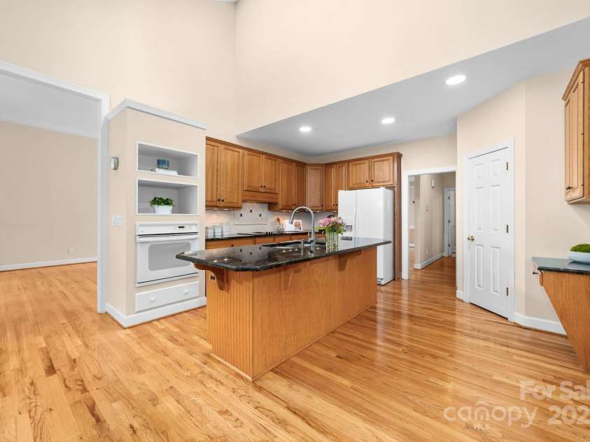 122 Waterford Drive, Mooresville, NC 28117.  MLS# CAR4260054, YatesRealty ID 18454. Kitchen with eat in bar