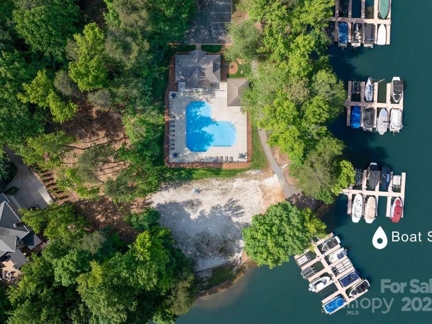122 Waterford Drive, Mooresville, NC 28117.  MLS# CAR4260054, YatesRealty ID 18454. Neighborhood amenities and boatslip steps away