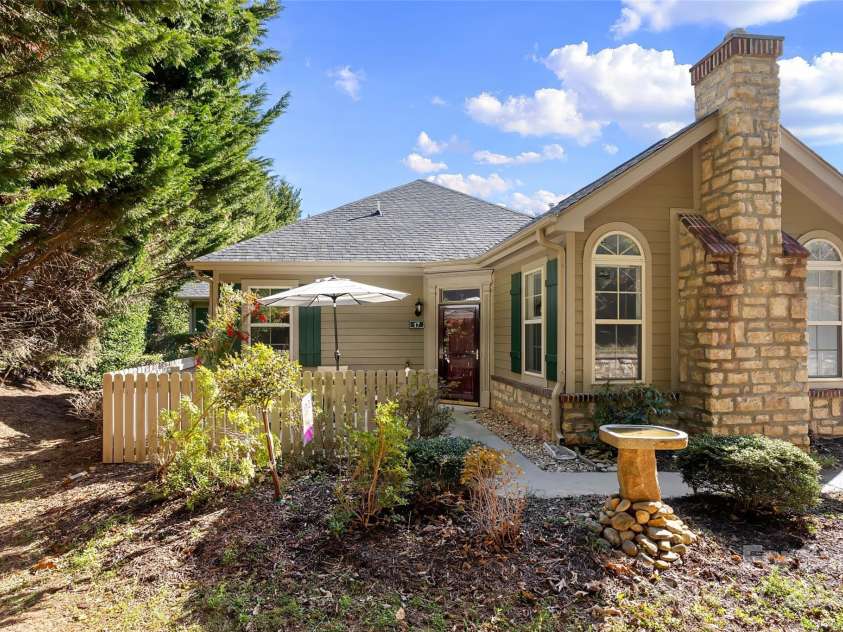 17 Outlook Circle, Swannanoa, NC 28778.  MLS# CAR4235624, YatesRealty ID 18455. 