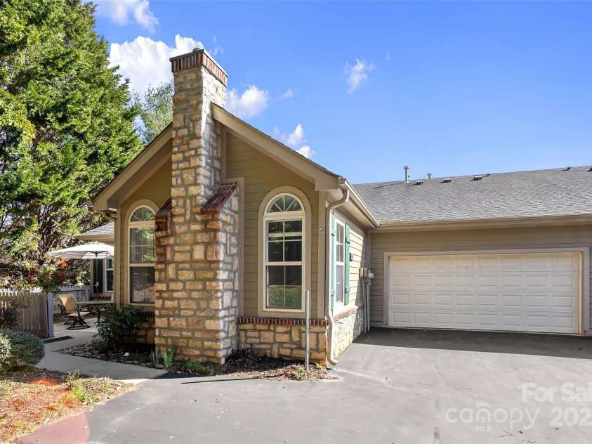 17 Outlook Circle, Swannanoa, NC 28778.  MLS# CAR4235624, YatesRealty ID 18455. 