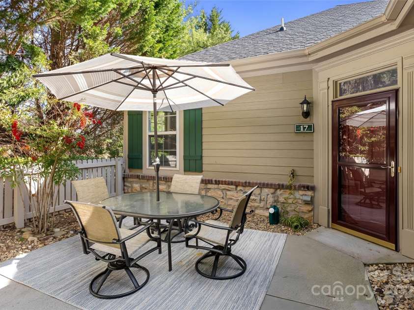 17 Outlook Circle, Swannanoa, NC 28778.  MLS# CAR4235624, YatesRealty ID 18455. 