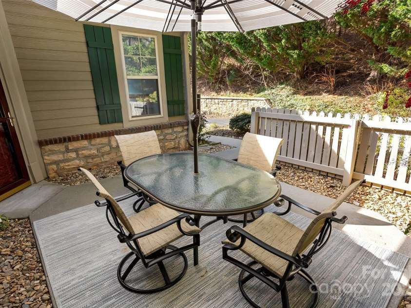 17 Outlook Circle, Swannanoa, NC 28778.  MLS# CAR4235624, YatesRealty ID 18455. 