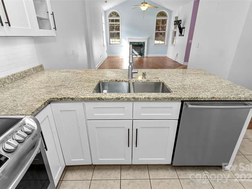 17 Outlook Circle, Swannanoa, NC 28778.  MLS# CAR4235624, YatesRealty ID 18455. 